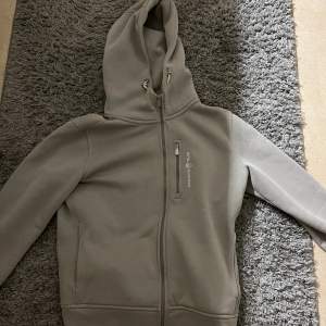 Sail racing hoodie med dragkedja, köpt för 1250. Använt flertal gånger men är bra skick.  