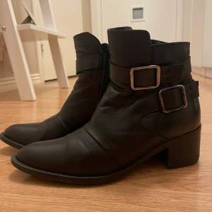 Ett par svarta boots från Bianco. Snygga och passar perfekt nu under hösten. Säljer då jag inte använder dessa mer.