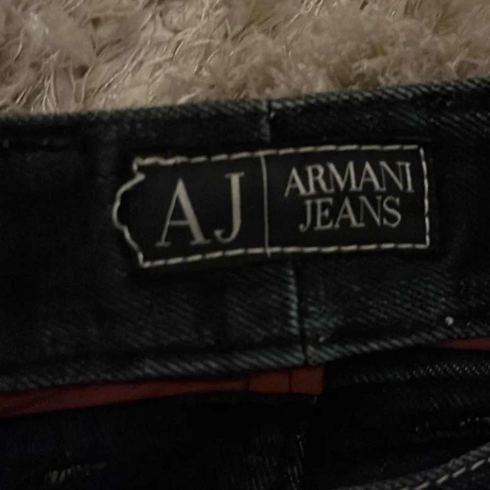 Säljer nu ett par Armani jeans. Det är ett hål i höger framficka men går lätt att sy ihop!. Jeans & Byxor.