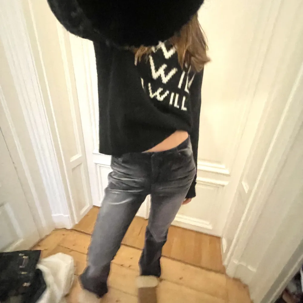 As snygga lågmidjade jeans från Weekday⭐️ såå najs till fest eller skola!! W28 L30, möts upp eller postar. Jeans & Byxor.