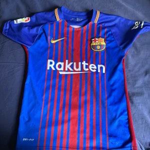 Barca tröja - Barcelona tröja 2018 kit  med Messi på baksidan. Jätte nice 8/10 i skick. Köpt för 800 i barca shopen.
