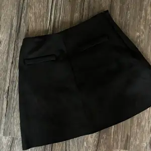 En svart kjol från zara. Knappt använd är i jätte bra sick. Dragkedja på sidan. 