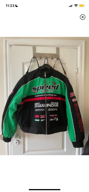 Höst/vinter jacka  - Använd 2 gånger, inte smutsig och i bra skick.