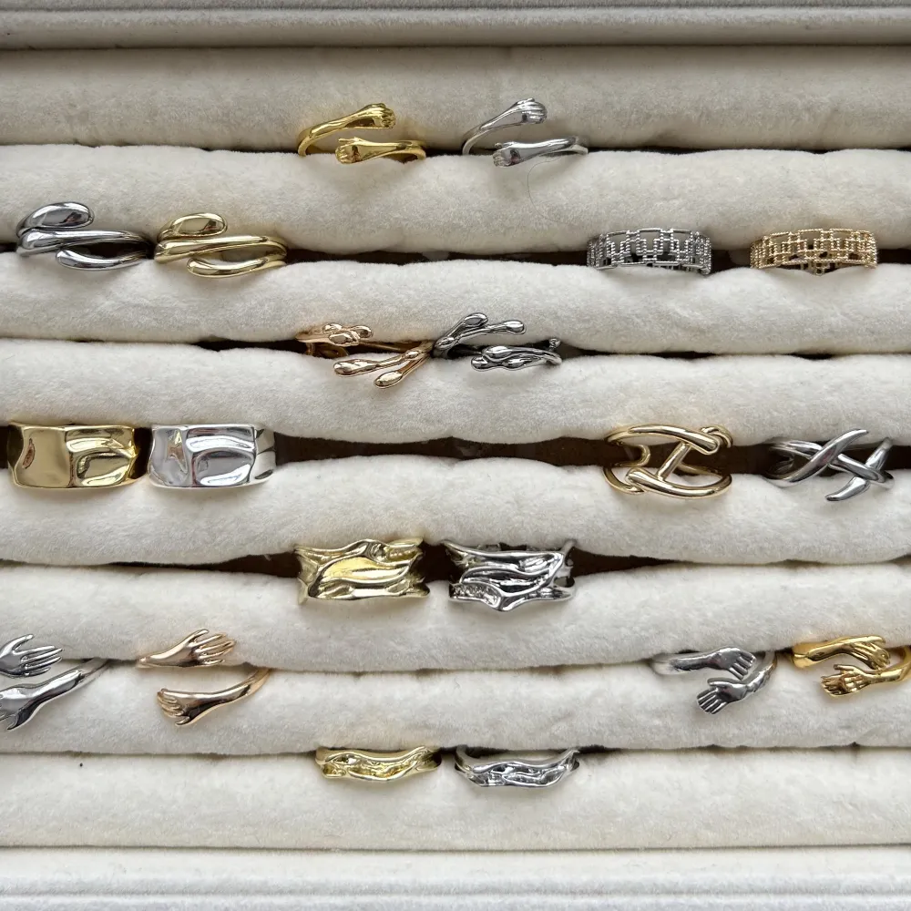 Massa nya ringar i lager!! Ringarna är silver, guldpläterade och är justerbara vilket innebär att de passar alla! Skötselråd medföljer! Kontakta vid intresse av köp! 💓. Accessoarer.