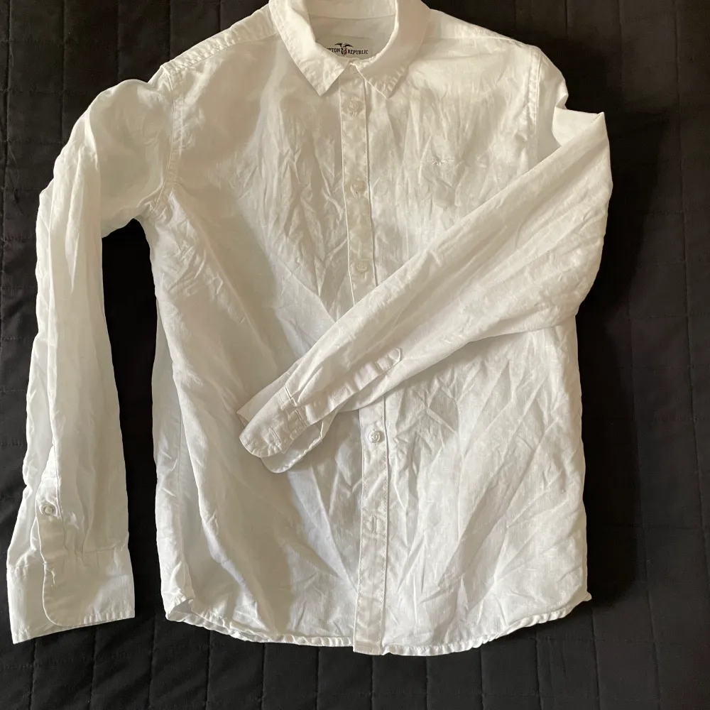Vit skön bomulls bommulsskjorta från KappAhl. Använd en gång = topp skick. Har två st eftersom jag har tvillingar :). Skjortor.