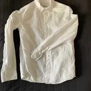 Vit skön bomulls bommulsskjorta från KappAhl. Använd en gång = topp skick. Har två st eftersom jag har tvillingar :)