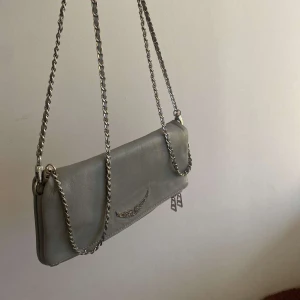 Zadig väska - Säljer en så snygg ljusgrå Zadig väska😍den har några få tecken på användning, kontakta så skickar jag bild!! Priset kan självklart diskuteras😊