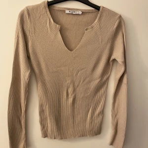 Ribbstickad tröja NA-KD - Storlek L/M pris 199kr