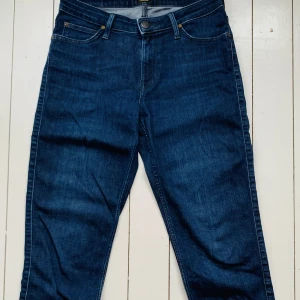 Lee jeans. Modell Elly - Fint skick.  Strl 28/34 (De är jämna i färgern, bilderna visar ”vita” streck men som inte syns irl). 
