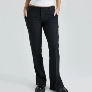 Low waist bikbok kostymbyxor - Dom är uppsprättade längst ner så de passar bra i längden på mig som är 174 🩷  