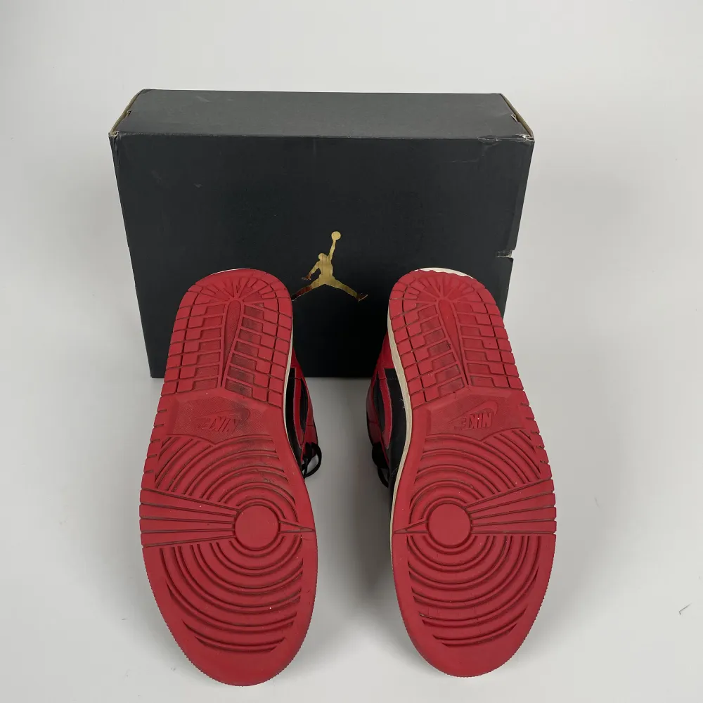 Snygga Nike Jordan 1 Black-Fire Red-White MID Skick 7/10. Skor.