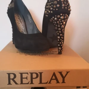 Replay Nansie - Skit läckra pumps med nitar. Replay Andvända en ute kväll så är så gott som nya. Orginal kartong kvar. Stl 38. Nypris: 1799:- 