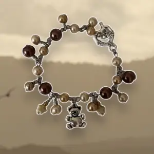 Armband med en teddybjörn berlock och glaspärlor i olika nyanser🐻🍁 frakt 15kr✨🍯