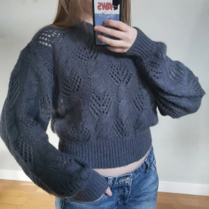 Stickad tröja - Tröjan är gråblå. Passar perfekt till lågmidjade jeans då den är lite croppad. Jag diskuterar gärna pris 💕🍁