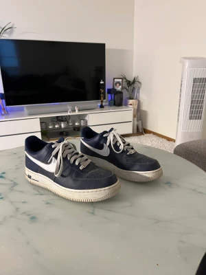 Nike Air Force 1 - Säljer nu mina Air Force 1s då jag knappt använder de längre, trodde inte jag skulle sälja de så har varken kvitto eller låda kvar