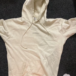 Hoodtröja NN07 - En stilren hoodtröja från NN07. Storlek M och normal i passformen. Mycket bra skick, använd ett fåtal gånger. Nypris 900 kr. 