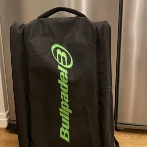 Bullpadel ryggsäck  - Bullpadel ryggsäck oanvänd Finns fack för skor och två padelrack Köparen står för frakten!