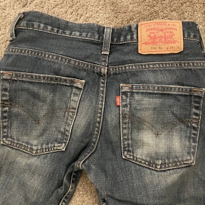 lågmidjade bootcut jeans - blåa lågmidjade bootcut jeans från levis som jag sprättat upp för att de ska bli längre