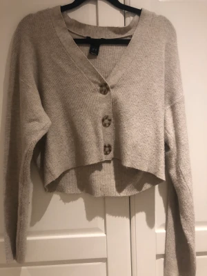 Kofta - Säljer min kofta, skön och mjuk🥰😍 ingenting som tyder på användning 