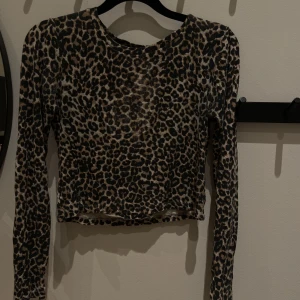 Zara topp - Snygg mönstrad topp från Zara. I storlek S, men skulle säga också passar en storlek M. För den har mycket stretch. 