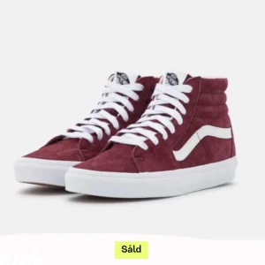 Vans - Supersnygga röda vans som tyvärr inte kommer till användning längre! Fint skick men en liten defekt på skosnöret (se bild 2). Köptes någon gång i augusti av en tjej på plick💗