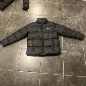 Tommy hilfiger vinter jacka - Jätte fin tommy hilfiger vinter jacka. Perfekt nu till vintern, använd såoas ofta vinter 2022 men inga defekter på jackan. Varm och jätte skön. Inte kommer till användning längre. Original pris 1500kr. Säljer den mellan 500-800kr, tar emot pris försl