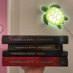 Säljer Divergent-triologin & Four (Divergent-samling med nya noveller).  Böckerna säljs i befintligt skick. Frakt tillkommer <3 