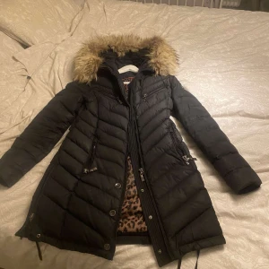 Hollis Jacka  - Säljer nu min hollisjacka som jag haft ca 1 år. Köpte den för ca 4000 ny mitt pris är 1000. Den har inga skador förutom det jag har fotat på bild tre, annars en väldigt varm och fin jacka. Finns att hämta i Båstad men kan också frakta den!