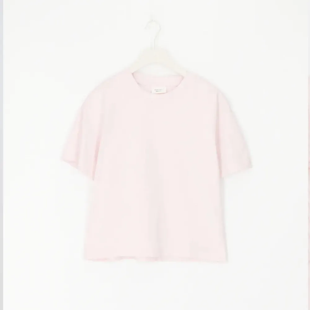 En basic rosa t-shirt från GinaTricot, använd en gång och säljer eftersom rosa inte är min färg. Köptes för 160kr, säljs nu för 120kr. Kom privat för egna bilder.. T-shirts.