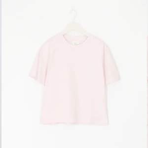 En basic rosa t-shirt från GinaTricot, använd en gång och säljer eftersom rosa inte är min färg. Köptes för 160kr, säljs nu för 120kr. Kom privat för egna bilder.
