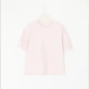 En basic rosa t-shirt från GinaTricot, använd en gång och säljer eftersom rosa inte är min färg. Köptes för 160kr, säljs nu för 120kr. Kom privat för egna bilder.