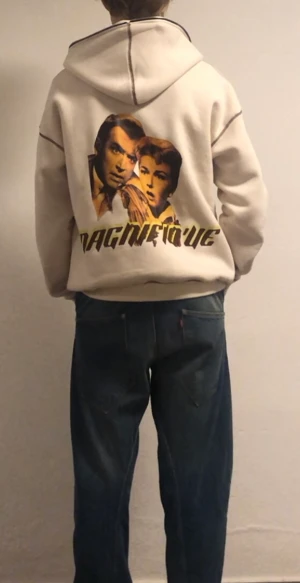 Full Zip Hoodie - Full zip hoodie från märket Magnifique (magnifique.afk på ig). Använd max 2-3 gånger, pris går att diskutera. Kontakta mig gärna vid några funderingar!