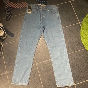 Jack and Jones jeans  - Säljer ett par snygga jack & jones jeans som är helt oanvända!