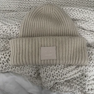 Acne studios  - Acne Studios mössa i beige.