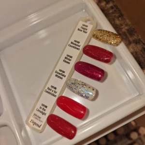 Gelpolish HELT NYA! - Idag fick vi in några nya färger utav Depend Gel IQ vinter kollektion☃️ Vi har alla förutom den guldiga längst upp, begränsat antal. 55kr/st eller paketpris vid köp av fler🦋