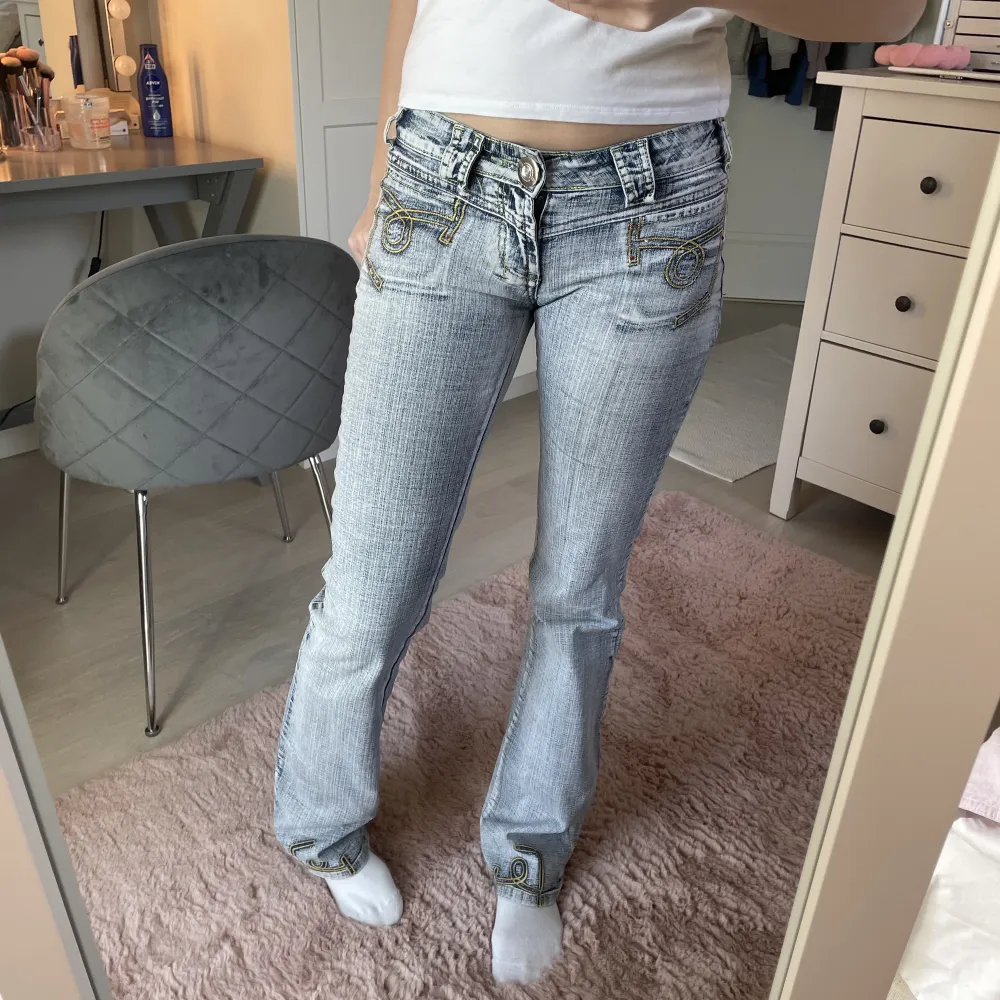 Lägger ut igen på grund av oseriös köpare! Lågmidjade snygga jeans. Storlek 27, midjemått 38 cm, inrebenslängd 86 cm❤️❤️Pris går absolut att diskutera🙌. Jeans & Byxor.