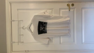 The Nike Tee - Den är just nu skrynklig då den legat i min garderob men det är enkel fixat med ett strykjärn ☺️. Den är äkta nike med ett basket tryck på. Jag säljer den eftersom jag aldrig använder den. Vet inte om de säljs längre! 