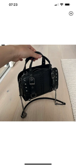 Zara väska - Superfin väska från zara! Använda 1 gång och i jätte bra skick💕 köpt för ca 400. 