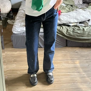 Low waist jeans  - Straight leg jeans med låg midja, passar som storlek 36. Köparen står för eventuell frakt. 🌸