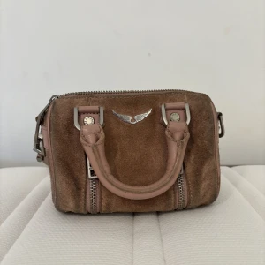 Rosa zadig et voltaire sunny bag mini - Säljer min älskade zadig väska då den inte kommer till användning längre! Som ni ser är den rätt så smutsig men det går att rengöra den med mocka tvätt🩷, sista bilden är hur den ser ut om man tvättar den. Denna färg går inte att få tag på längre!