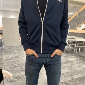 Palm angels tröja - Tjena säljer nu denna tvärfeta Palm angels tröjan i storlek S den är självklart äkta påse och tags följer självklart med har även kvitto från farfetch Hör av dig vid minsta fråga eller fundering!!