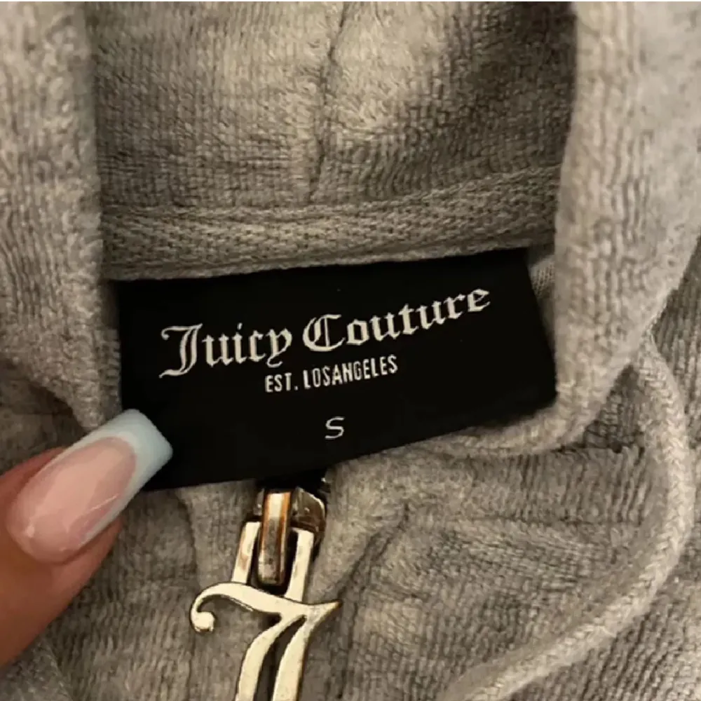 Säljer mitt juicy couture set för att jag inte använder de längre. Tröjan är s och byxorna är xs. Säljer de tillsammans för 1000kr💕. Hoodies.