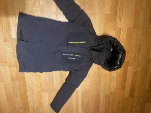 Sail racing jacka  - Säljer min Sail racing jacka för ja bytt stil. Så varm o perfekt i vinter ny pris 4000-4500