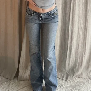 Lågmidjade vintage jeans - Lågmidjade utsvängda jeans med cool design på fickorna! ❤️ ett hål vid en av bältesöglorna men annars fint skick! ❤️ GRATIS FRAKT PÅ DESSA DEN HÄR VECKAN!