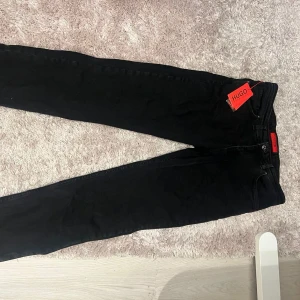 Hugo Boss Jeans - Svarta Jeans size 34  Aldrig använda för att jag inte gillade hur dom satt på mig