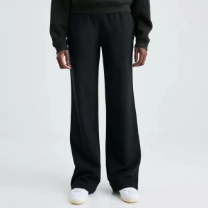 Lågmidjade mjukisar - Lågmidjade mjukisar från BIKBOK i nyskick! Sitter så fint men va tyvärr för korta på mig som är 1.72. Bekväm stretchig och varm material, går att knyta runt midjan inneifrån. Nypris 400kr, säljer för 280kr+ frakt 