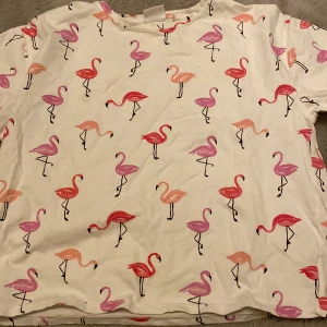  T-shirt -  Gillar inte mycket den här längre har använt den två gånger men är helt fläckfri och är i bra skick ❤️