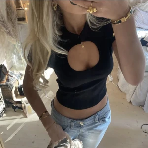 fest topp❤️‍🔥❤️‍🔥 - säljer denna snygga topp från Gina, säljs ej längre❣️ knappt använd! första bilden är lånad