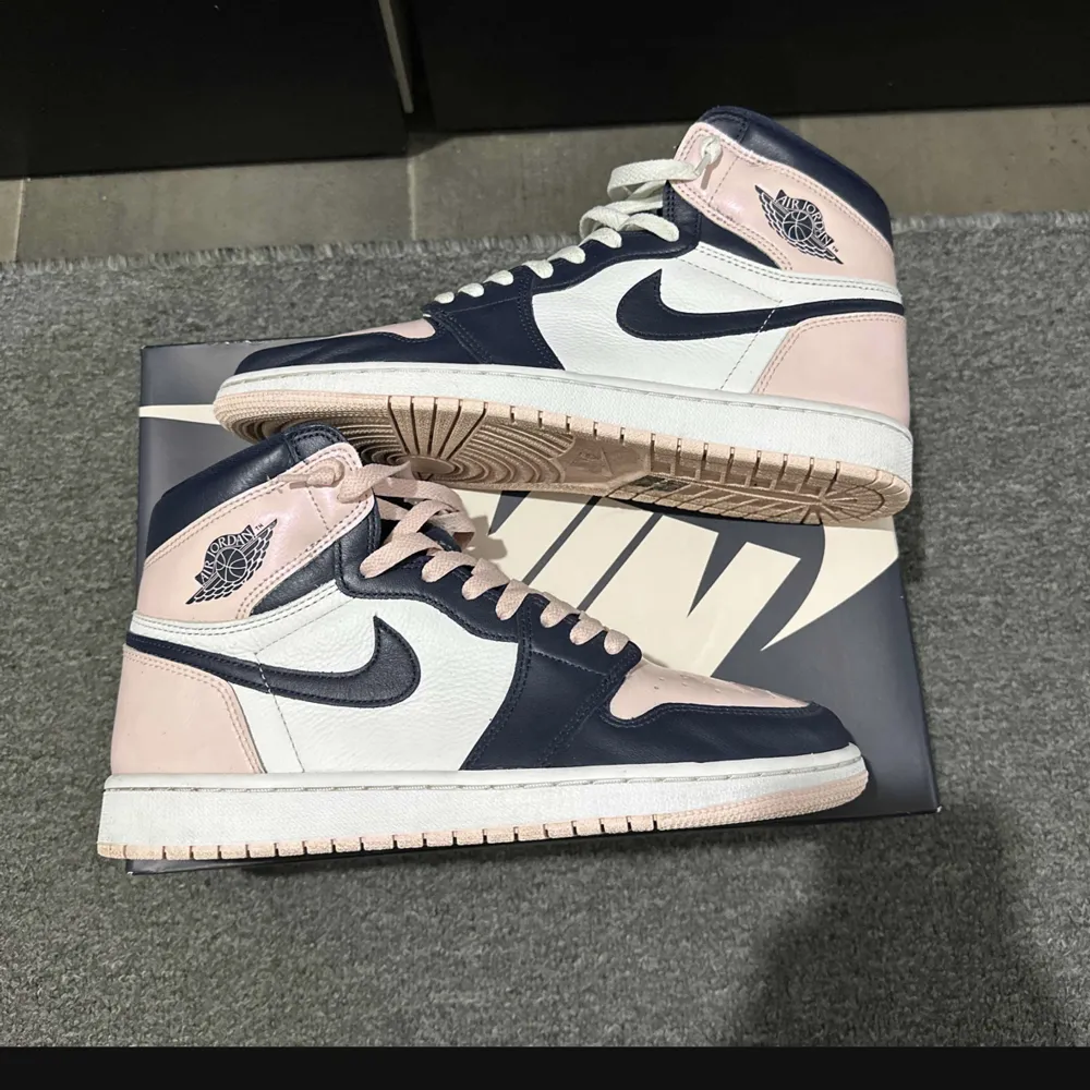 jordan 1 high bubblegum i väldigt fint skick. Cond 9/10 . Kengät.