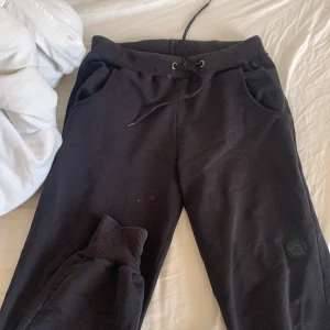 Calvin klein - Säljer dessa byxor då de ej används längdre, har några missfärgningar därav priset blir billigare. Skulle även säga att de är små i storleken, så M skulle jag föreslå
